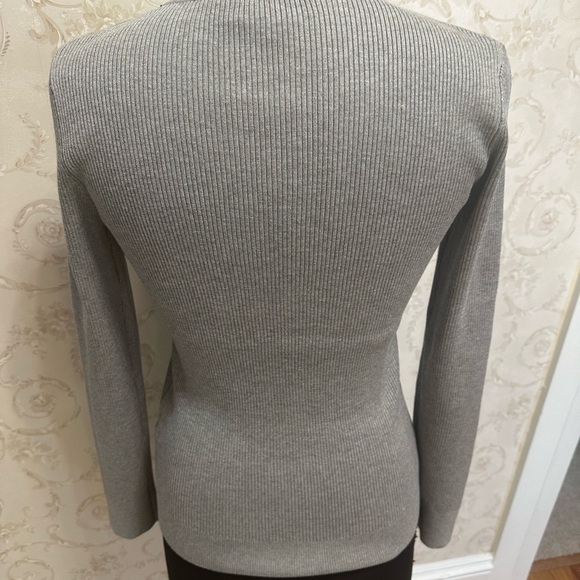 Never worn DKNY grey ribbed sweater. Size M - Picture 4 of 6